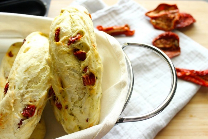 Réaliser des baguettines aux tomates séchées pesto